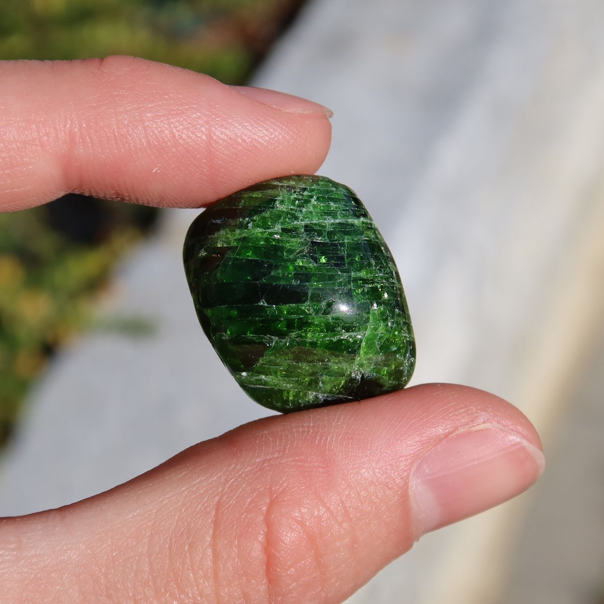 Natürlicher Chromdiopsid Handschmeichler 20mm - Kreativität und Leichtigkeit - UNIKAT Nr. 18, intensiv grün, inspirierender Schmuckstein.