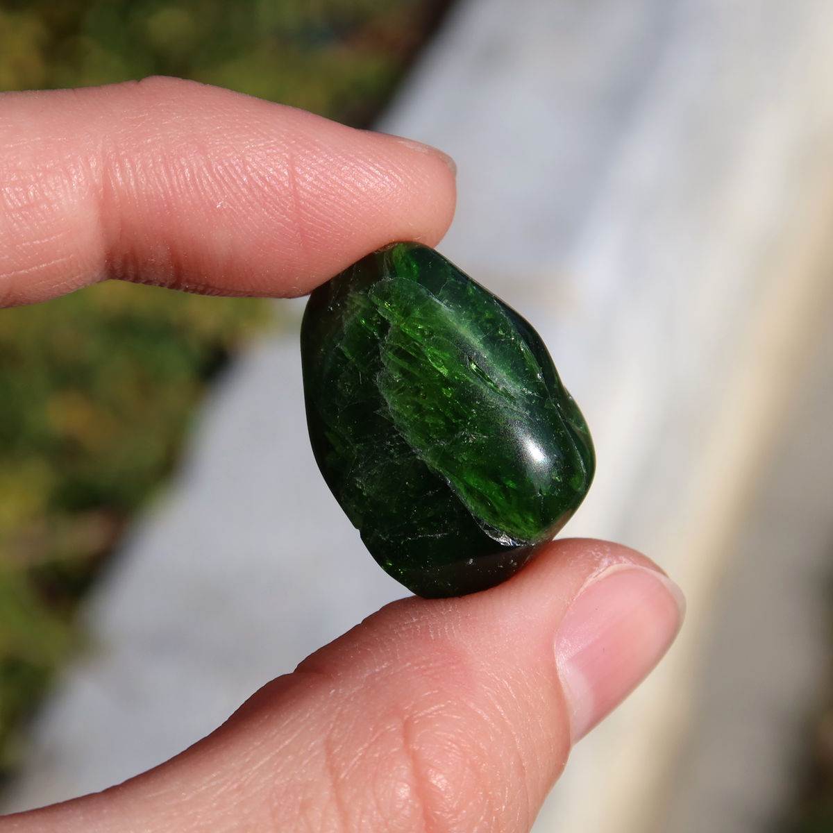 Natürlicher Chromdiopsid Handschmeichler 24mm - Kreativität und Leichtigkeit - UNIKAT Nr. 19 grün, schimmernd, für Meditation.