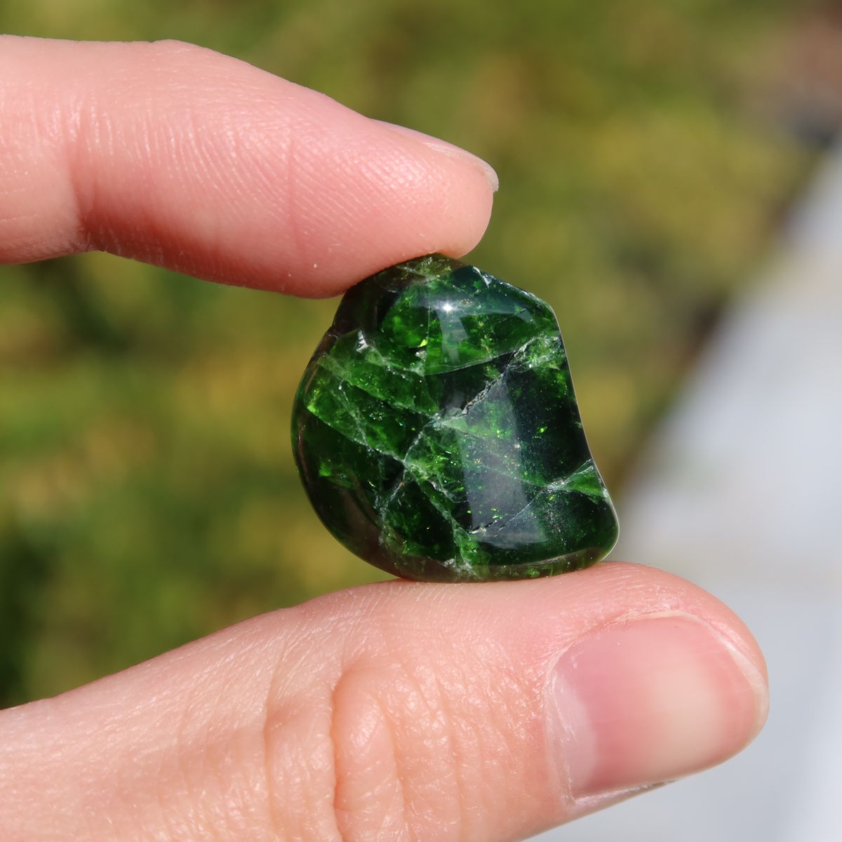 Natürlicher Chromdiopsid Handschmeichler 20mm - Kreativität und Leichtigkeit - UNIKAT Nr. 1 in der Hand gehalten