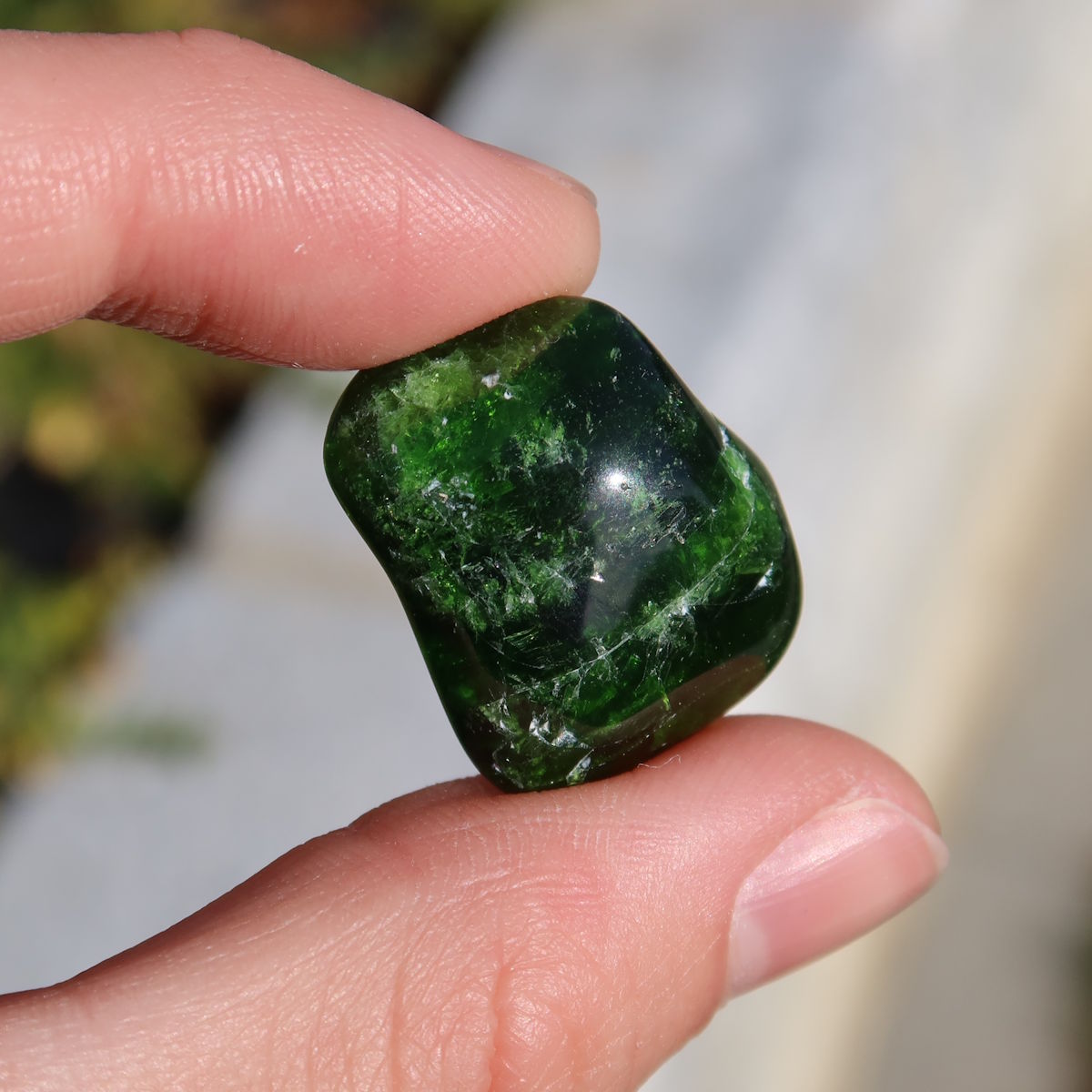 Natürlicher Chromdiopsid Handschmeichler 22mm - Kreativität und Leichtigkeit - UNIKAT Nr. 20, intensives grün glänzendes Mineral