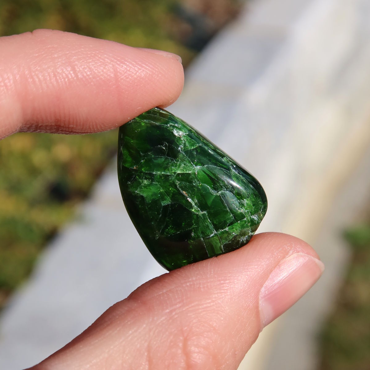 Natürlicher Chromdiopsid Handschmeichler 21mm - Kreativität und Leichtigkeit - UNIKAT Nr. 2, intensives Grün im Sonnenlicht