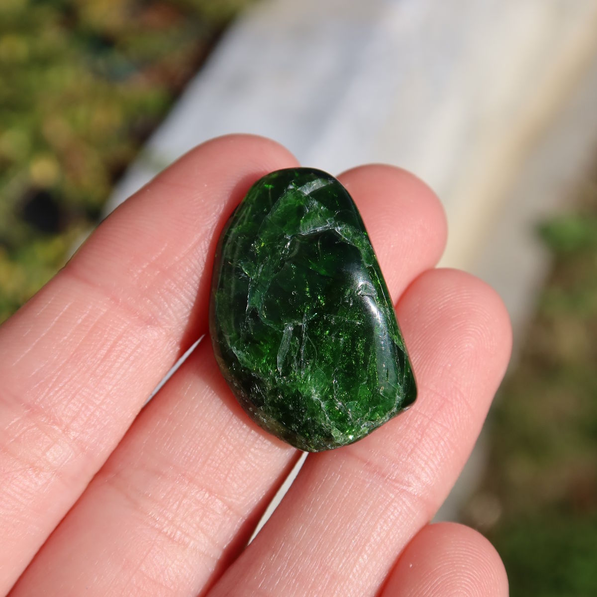 Natürlicher Chromdiopsid Handschmeichler 25mm - Kreativität und Leichtigkeit - UNIKAT Nr. 3 in intensiven Grüntönen, gehalten in der Hand