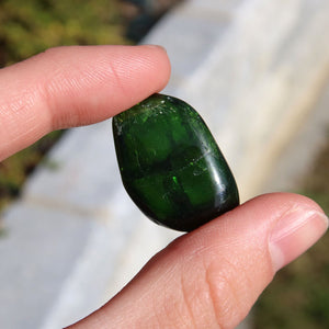 Natürlicher Chromdiopsid Handschmeichler 26mm - Kreativität und Leichtigkeit - UNIKAT Nr. 4 in Hand gehalten