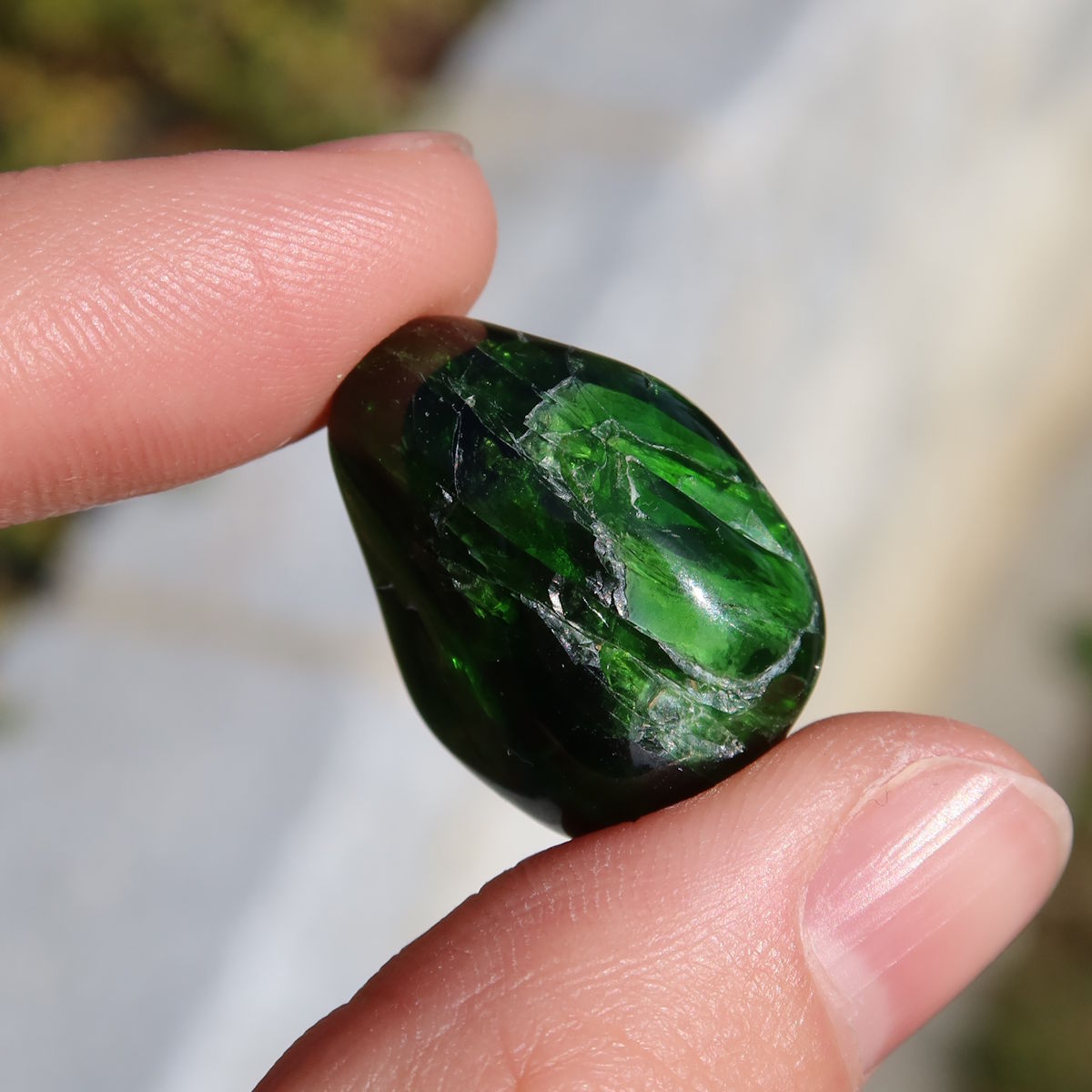 Natürlicher Chromdiopsid Handschmeichler 20mm - Kreativität und Leichtigkeit - UNIKAT Nr. 5 in der Hand gehalten