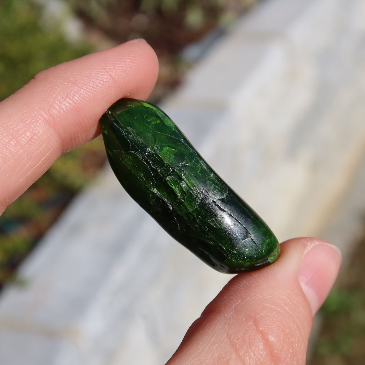 Natürlicher Chromdiopsid Handschmeichler 38mm - Kreativität und Leichtigkeit - UNIKAT Nr. 6, strahlend grün, vielseitig einsetzbar