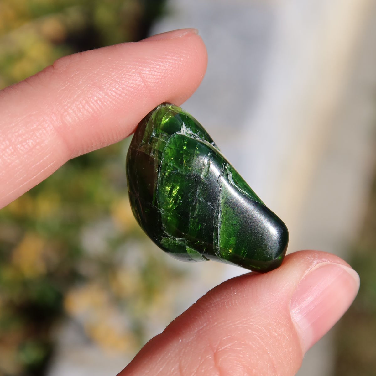 Natürlicher Chromdiopsid Handschmeichler 26mm - Kreativität und Leichtigkeit - UNIKAT Nr. 7, intensive grüne Farbnuancen