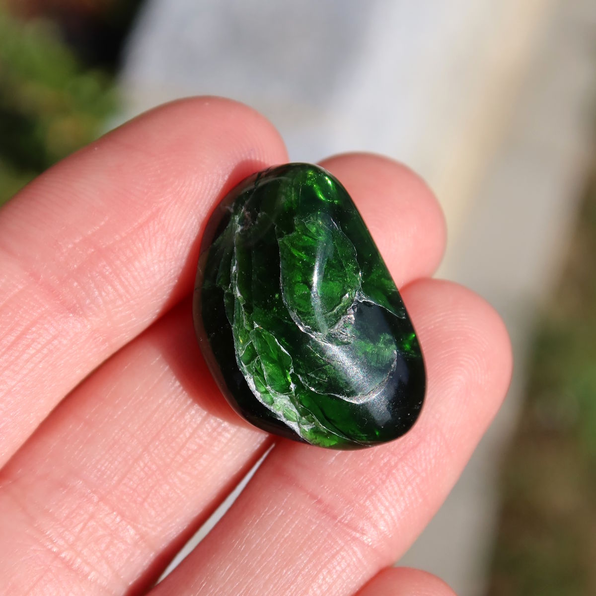 Natürlicher Chromdiopsid Handschmeichler 24mm - Kreativität und Leichtigkeit - UNIKAT Nr. 8 in Hand