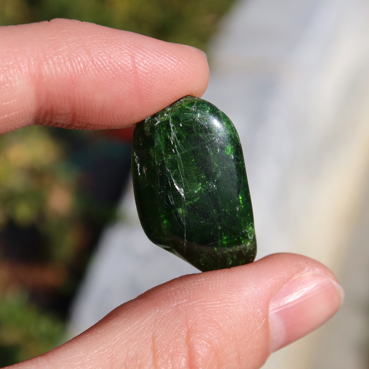 Natürlicher Chromdiopsid Handschmeichler 25mm - Kreativität und Leichtigkeit - UNIKAT Nr. 9 in einer Hand gehalten