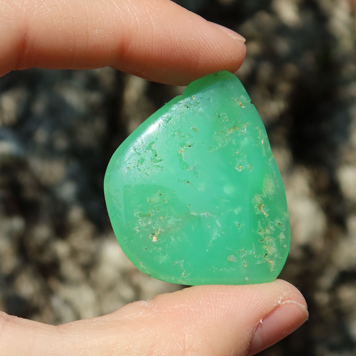 Chrysopras Handschmeichler - Selbstliebe und Vertrauen - Nr. 12 in leuchtendem Grün, handgehalten.