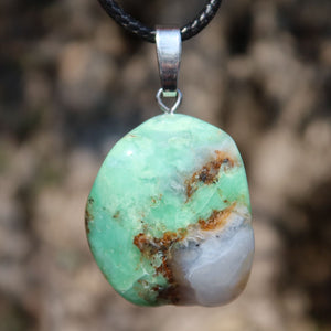 Chrysopras Anhänger - Selbstliebe und Vertrauen - Nr. 35, leuchtend grüner Edelstein mit Silberöse.