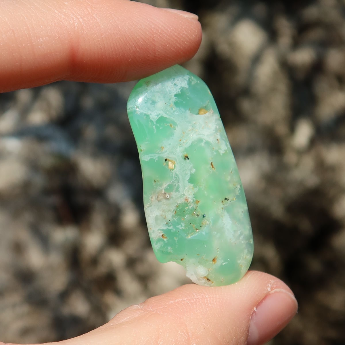 Chrysopras Handschmeichler - Selbstliebe und Vertrauen - Nr. 7 in leuchtendem Grün, frisch und natürlich.