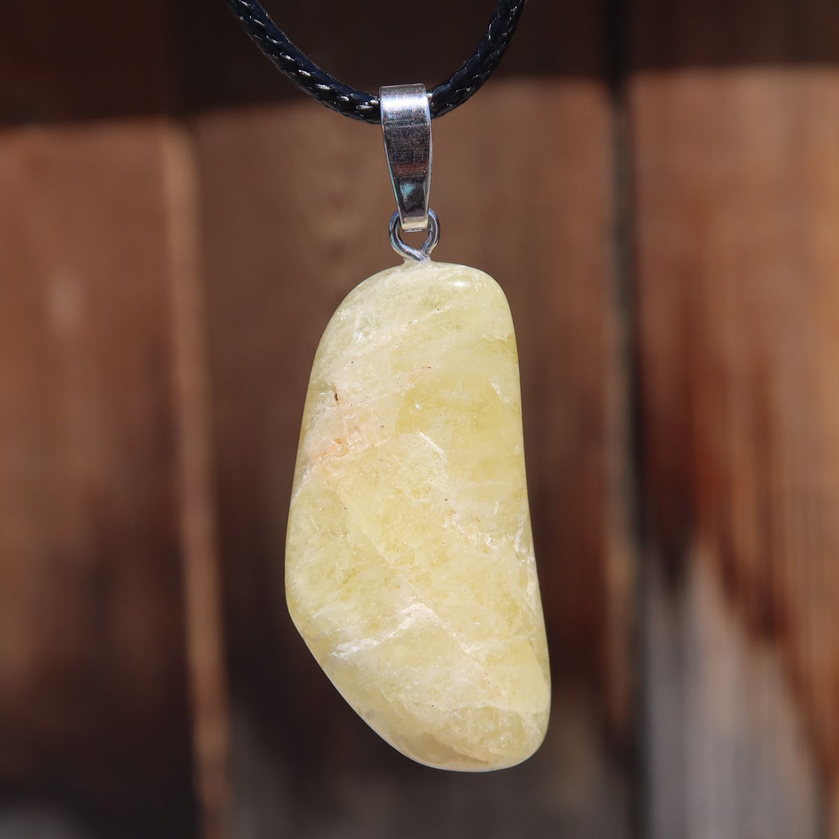 Gelber Danburit Anhänger in 1A Qualität, einzigartiges Design mit sonnigem Gelb, bringt frische Energie und Lebensfreude.