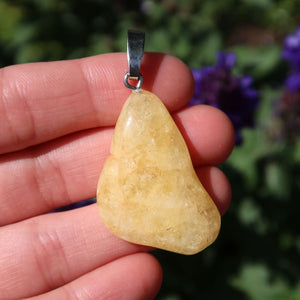 Gelber Danburit-Anhänger in Sonnenlicht, einzigartiges Unikat Nr. 3, klare Struktur mit seltener Farbe, Lebensfreude und Energie.