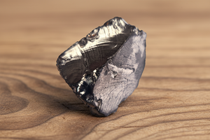 Edelschungit Rohstein - 40x24mm Harmonie und Schutz - UNIKAT Nr.21 auf Holzoberfläche, Naturmineral schungit für Wasseraufbereitung