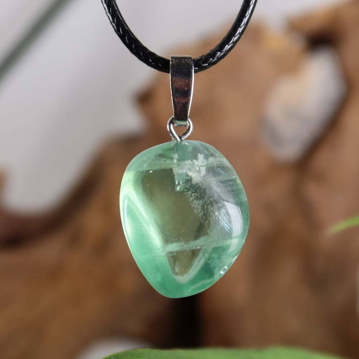 Fluorit Anhänger mit Silberöse und Lederband, einzigartige grüne Maserung, handgefertigt für Konzentration und Neuanfang, Unikat Nr. 11