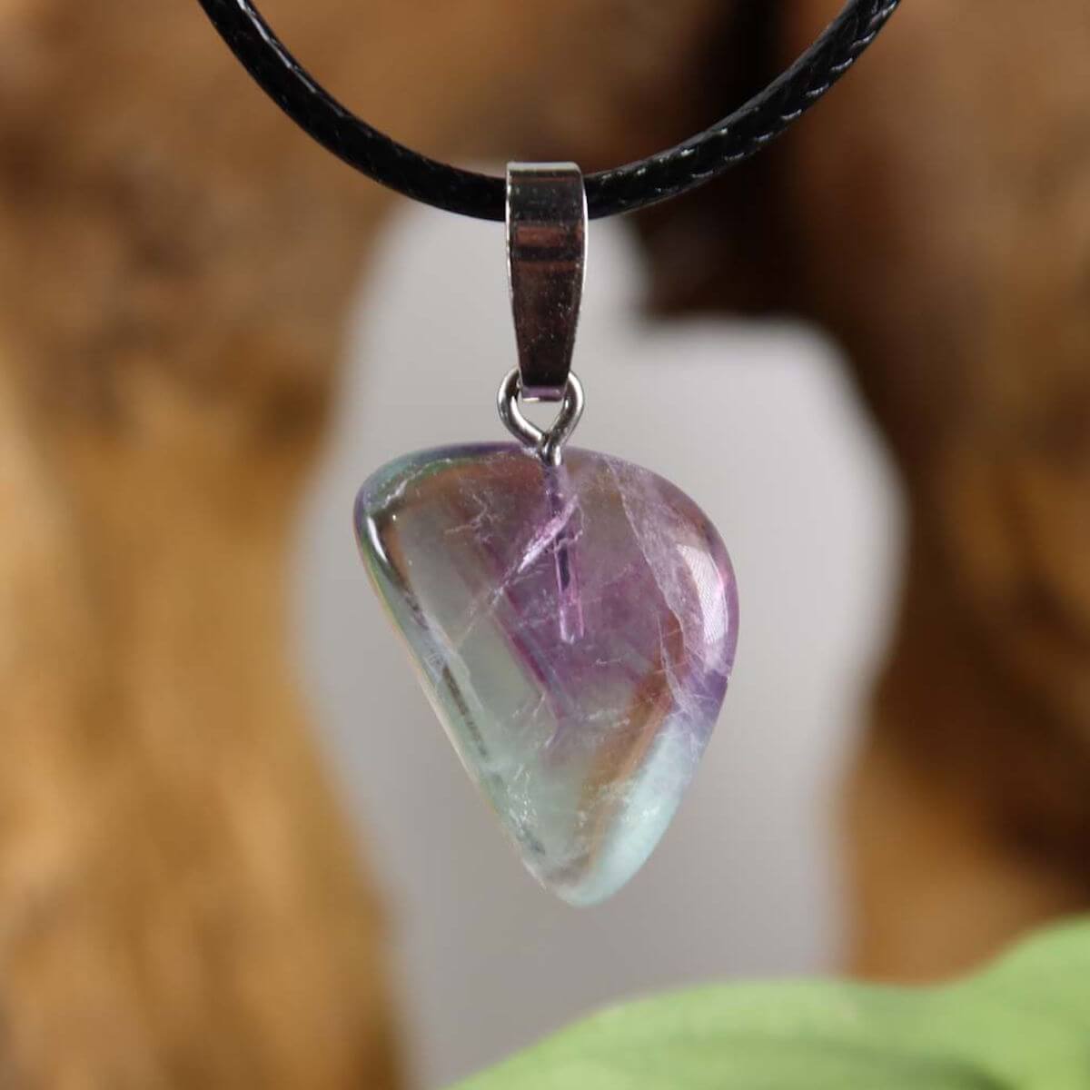 Fluorit Anhänger mit Silberöse, einzigartig geformt und in violetten und grünen Tönen, ideal für Konzentration und Neuanfang.