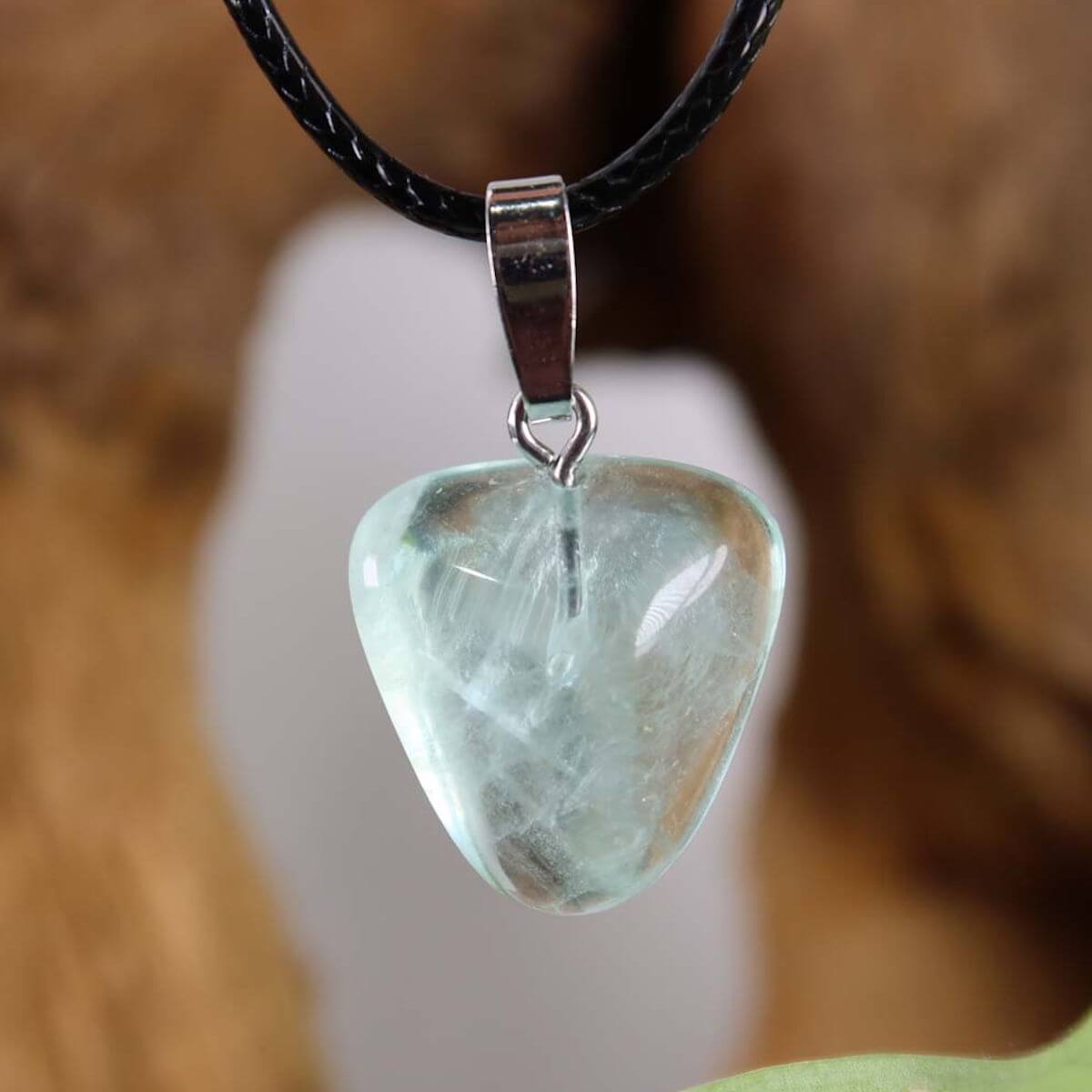 Fluorit Anhänger Unikat Nr. 20 mit grünlich-transparentem Edelstein und Silberöse, 1A Qualität für Konzentration und Freiheit.