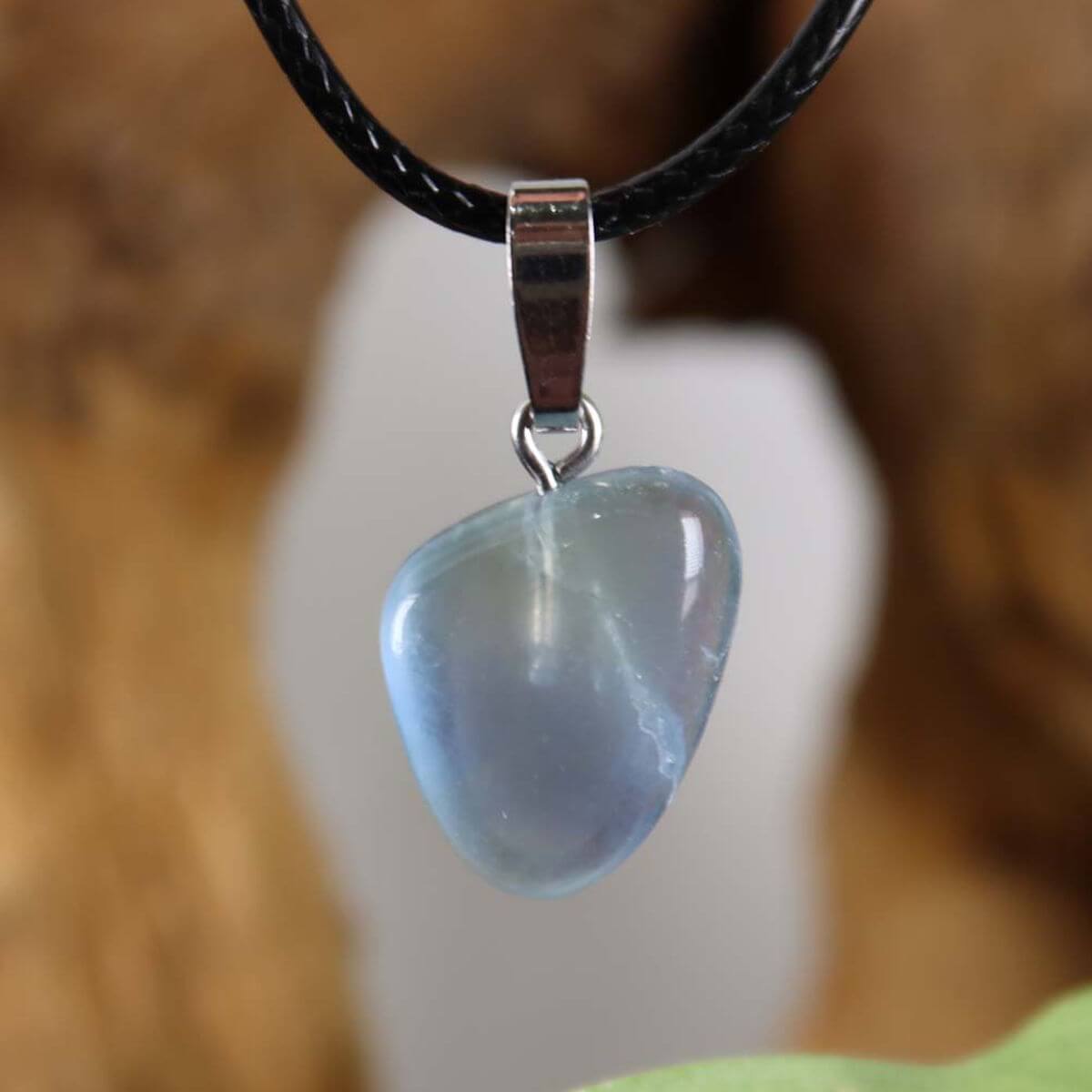 Fluorit Anhänger mit Silberöse, einzigartiges Design in zartem Blau, handgefertigt, für Konzentration und Neuanfang, Unikat Nr. 21