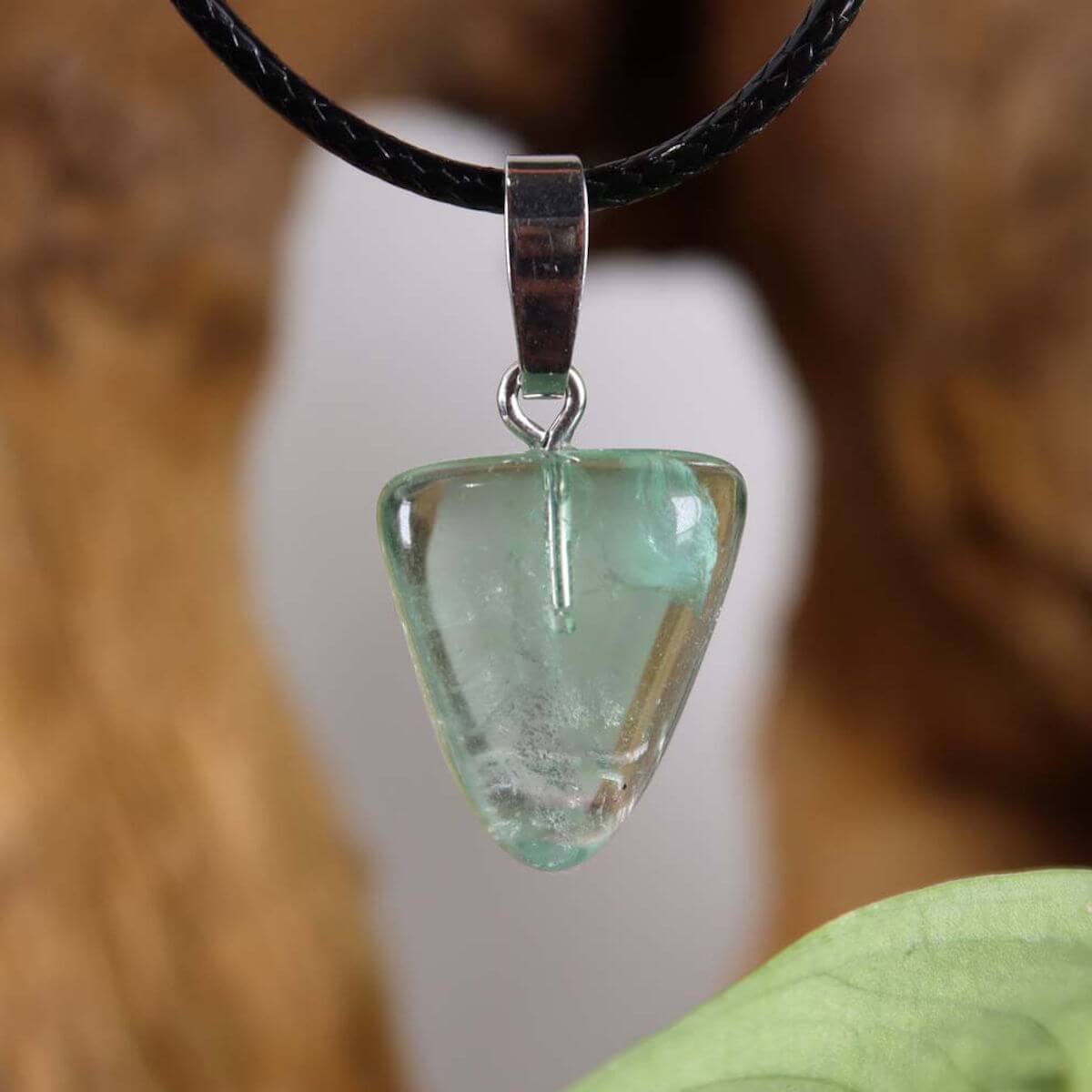 Fluorit Anhänger mit silberner Öse, einzigartiges Unikat Nr. 22, für Konzentration, Neuanfang und Freiheit.