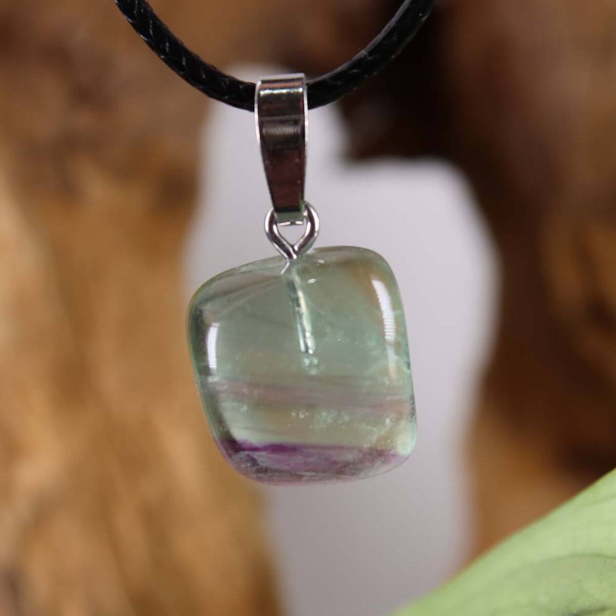 Fluorit Anhänger mit Silberöse, zartes Grün und tiefes Violett. Unikat Nr. 24, hochwertige Verarbeitung in eigener Werkstatt.