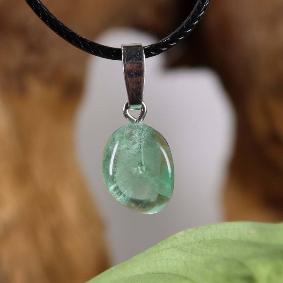 Fluorit Anhänger mit Silberöse, grüne Farbvielfalt - Unikat Nr. 25 für Konzentration und Freiheit