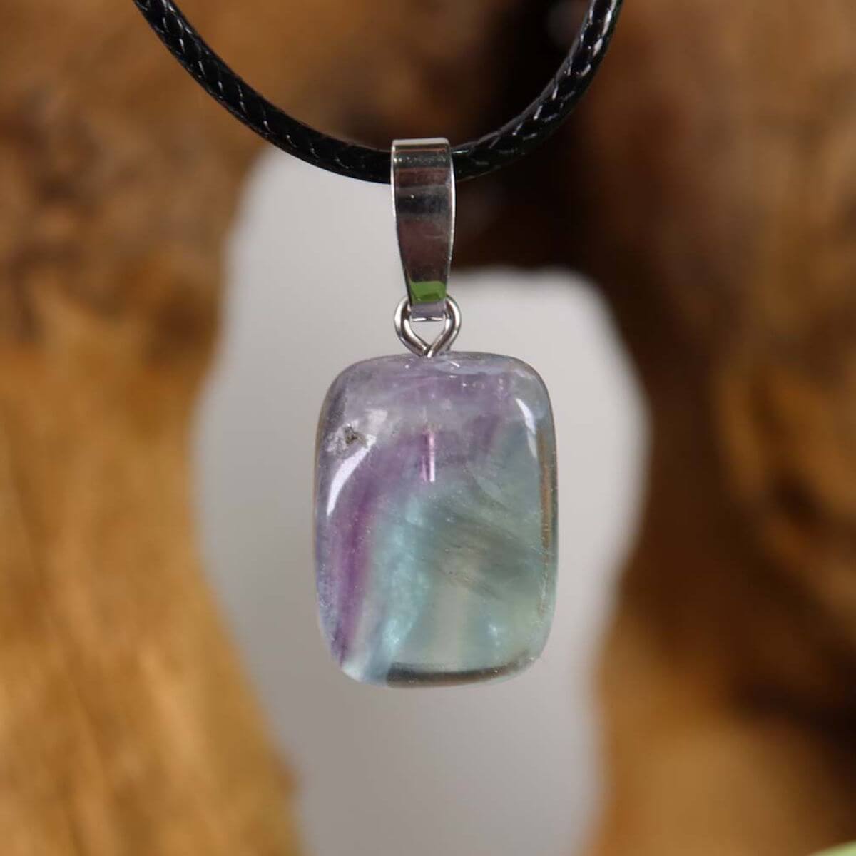 Fluorit Anhänger 1A Qualität Unikat Nr. 26 mit grünen und violetten Schattierungen an Lederband, echte Silberöse mit Rhodium beschichtet.