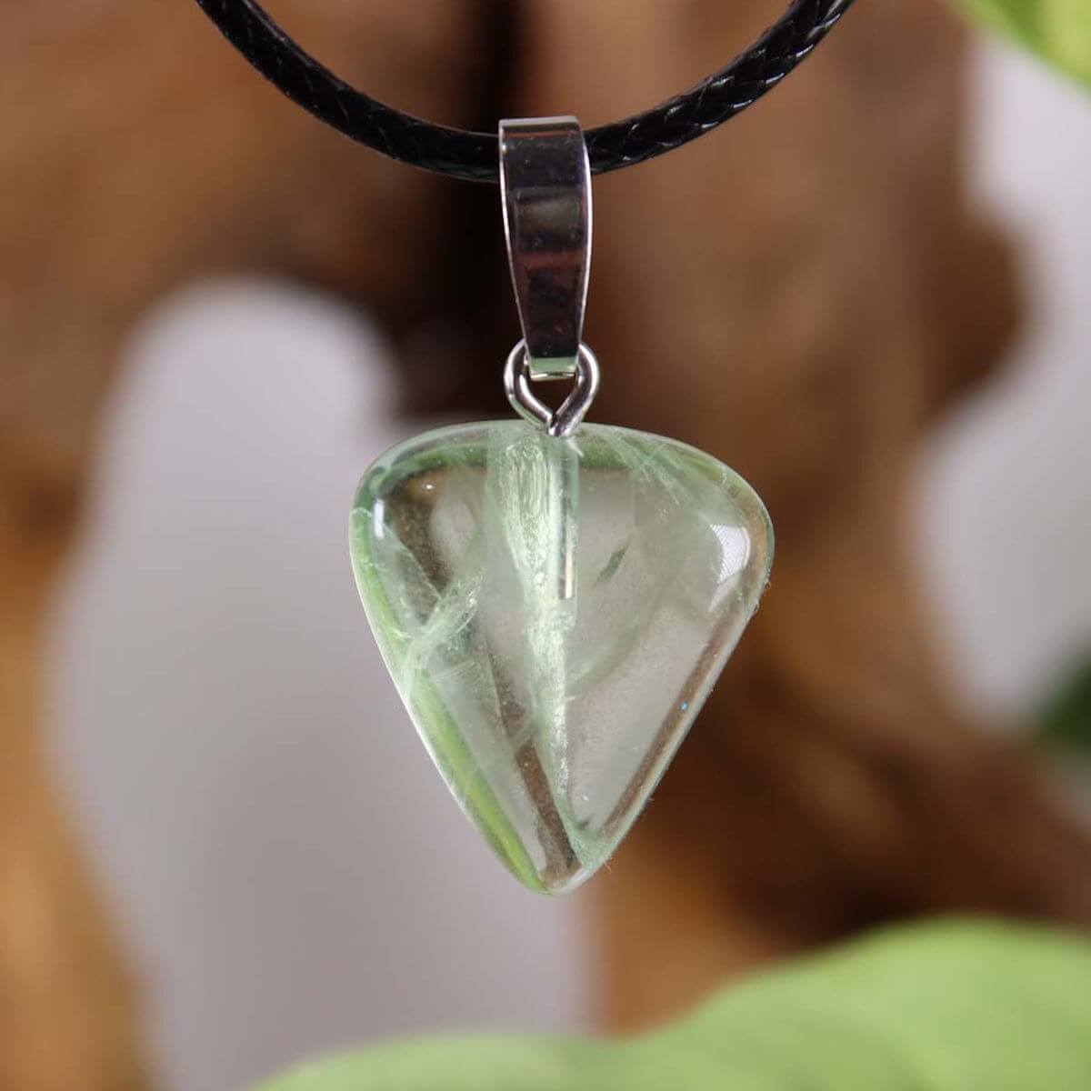 Fluorit Anhänger 1A Qualität mit Silberöse, einzigartiges Design in transparentem Grün, symbolisiert Konzentration und Freiheit.