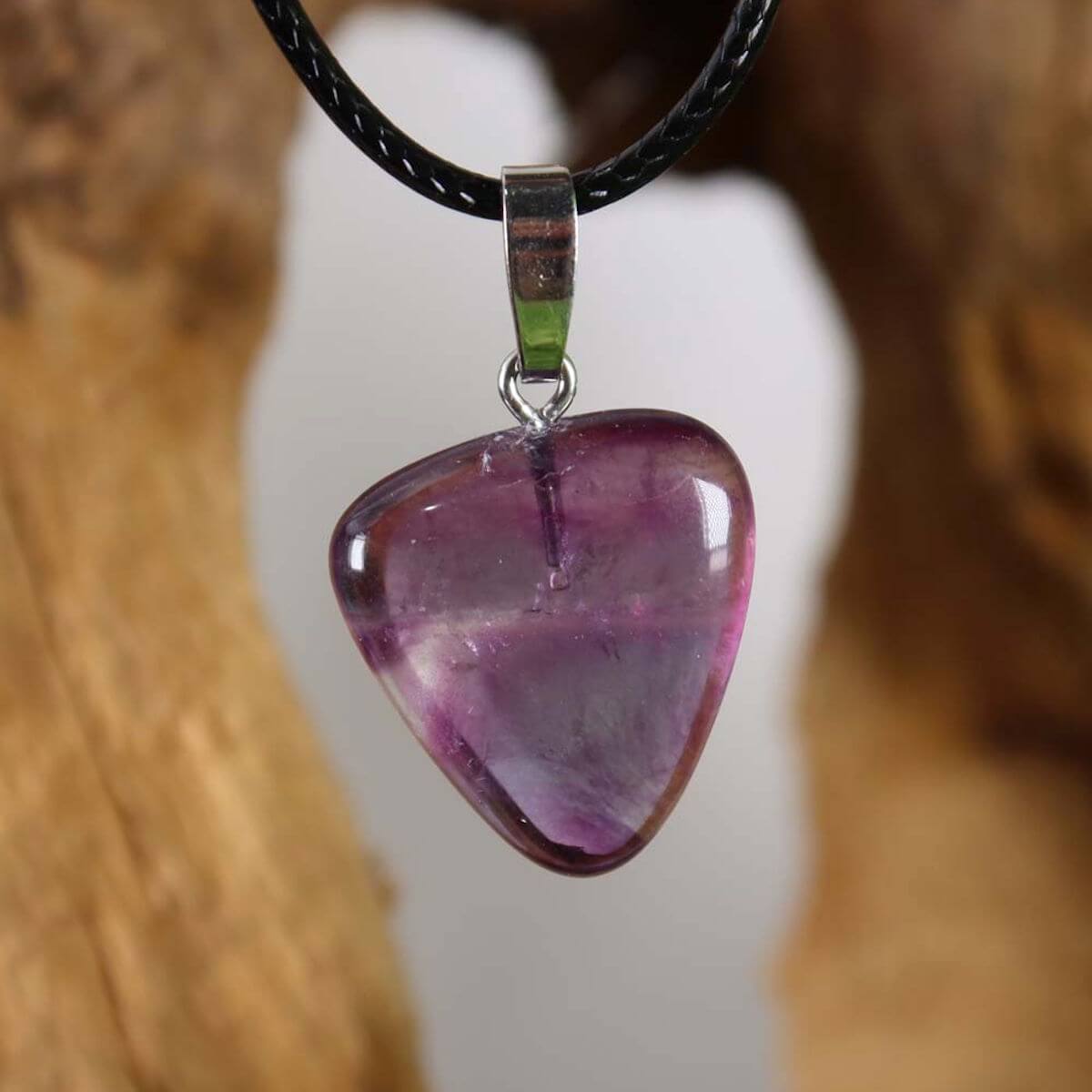 Fluorit Anhänger mit Silberöse, einzigartiges Design in violettem Farbton, handgefertigt, ideal für Konzentration und Neuanfang.