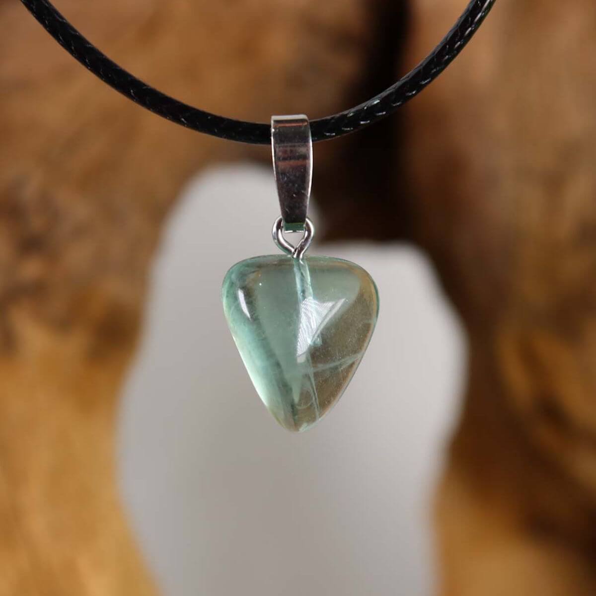 Fluorit Anhänger mit Silberöse, mintgrün und transparent, Unikat Nr. 3, für Konzentration und Neuanfänge, auf schwarzem Lederband.