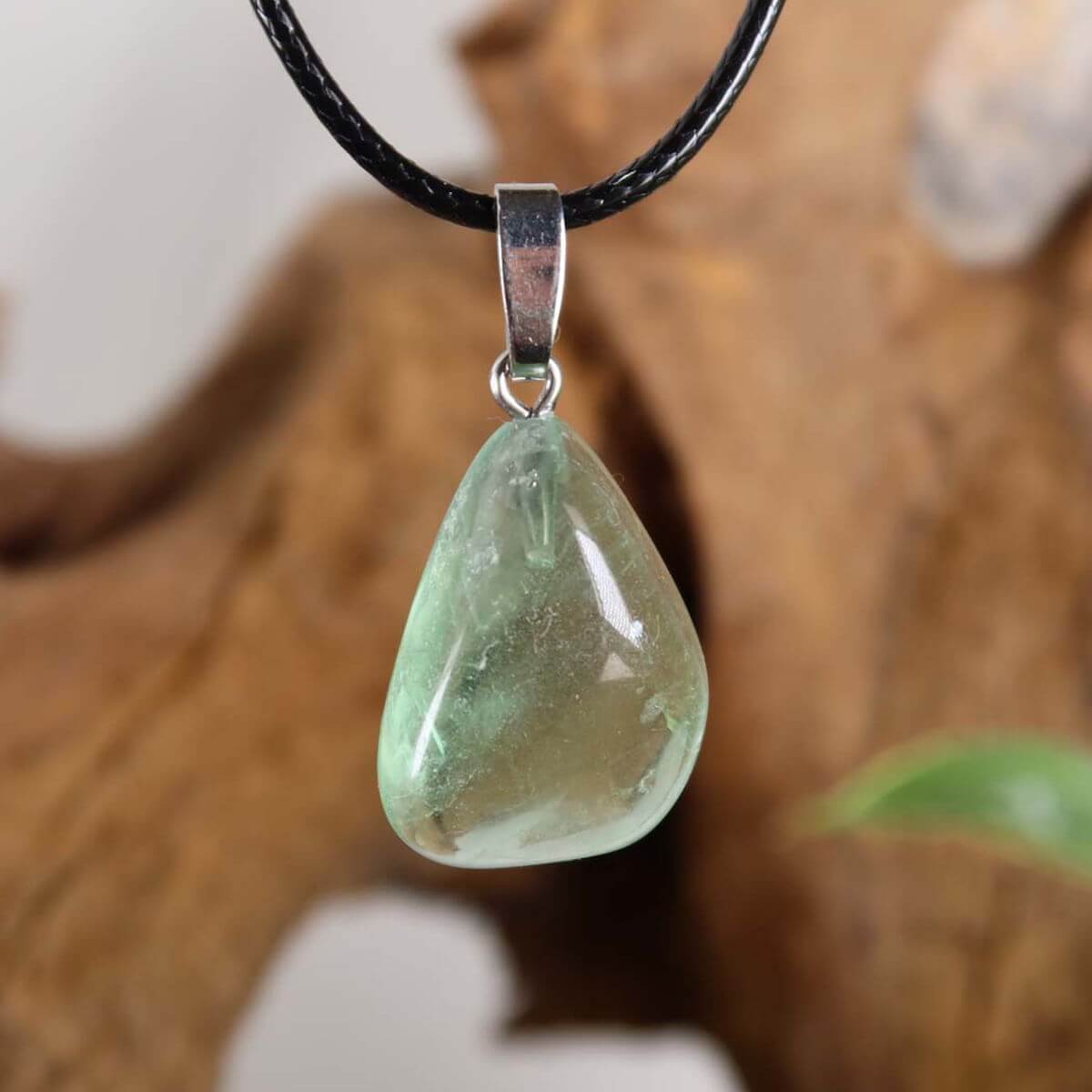 Fluorit Anhänger Unikat Nr. 4 in zartem Grün mit Silberöse, ideal für Konzentration und Freiheit, handgefertigt in unserer Werkstatt.