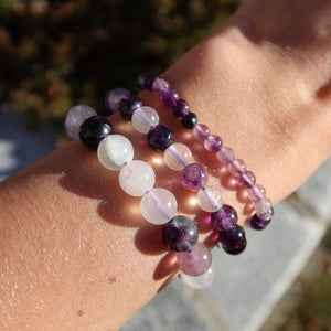 Fluorit lila - Edelstein Armband - 1 Stück - in Varianten 4-6-8 oder 10mm auf Handgelenk, zeigt violette und weiße Kugeln.