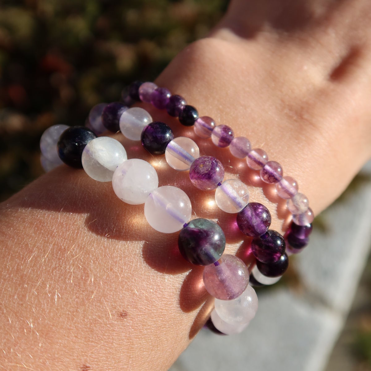 Fluorit lila - Edelstein Armband - 1 Stück - in Varianten 4-6-8 oder 10mm auf Handgelenk, zeigt violette und weiße Kugeln.