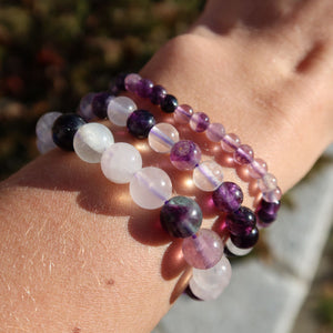 Fluorit lila - Edelstein Armband - 1 Stück - in Varianten 4-6-8 oder 10mm, violette und weiße Fluorit Kugeln auf Armgelenk