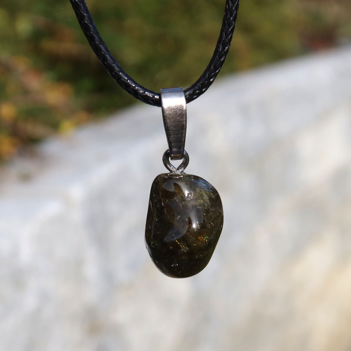 Grossular grüner Granat Anhänger - Regeneration und Erholung - Nr. 10 mit natürlichem Stein und Lichtreflexen.