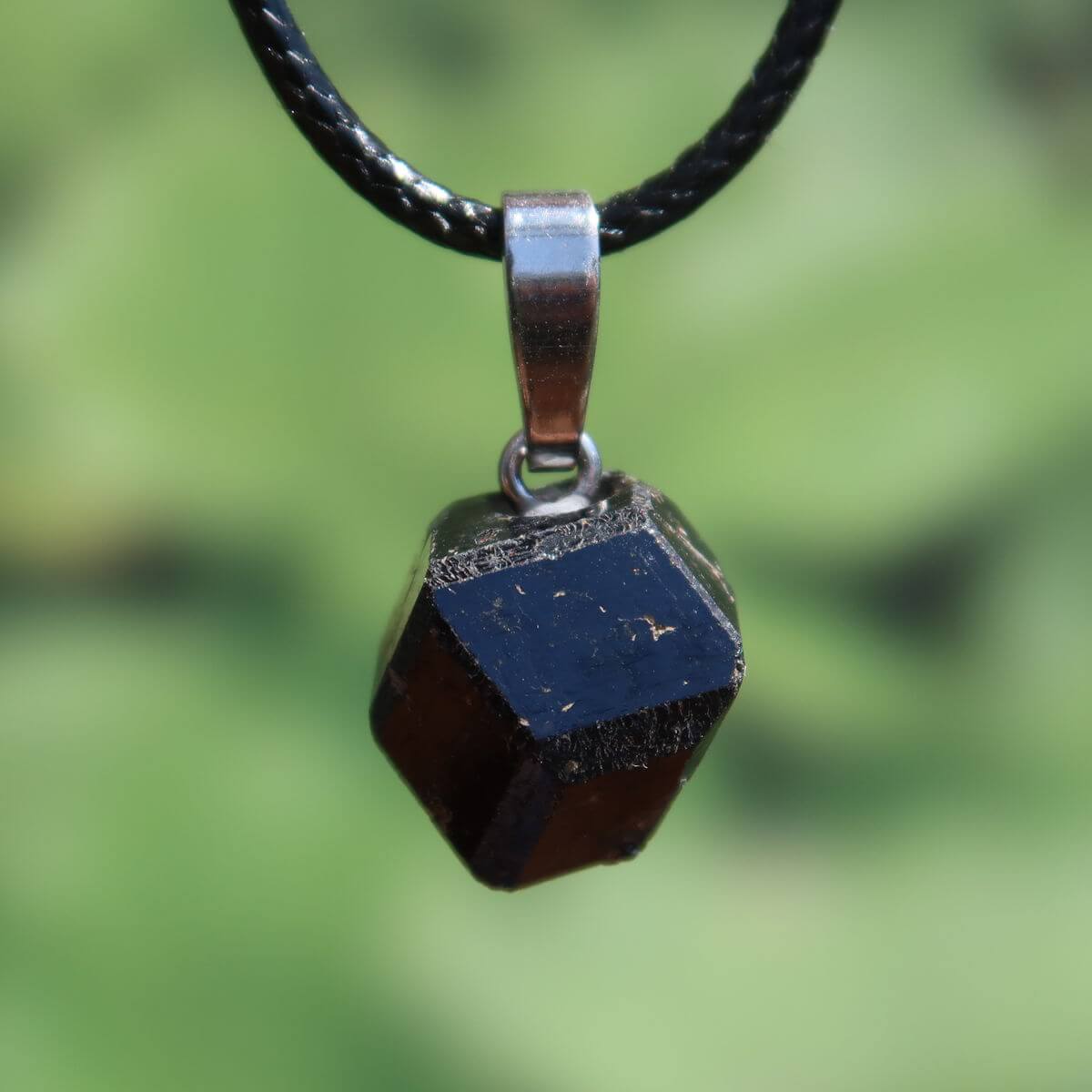 Natürlicher Granat Melanit Anhänger - Standfestigkeit und Stabilität - UNIKAT Nr. 11, tiefschwarzer Glanz, einzigartige Struktur