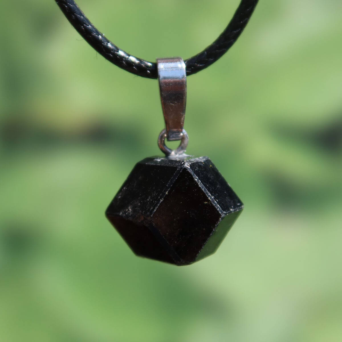 Natürlicher Granat Melanit Anhänger - Standfestigkeit und Stabilität - UNIKAT Nr. 12, eleganter schwarzer Schmuck mit Unikat Struktur