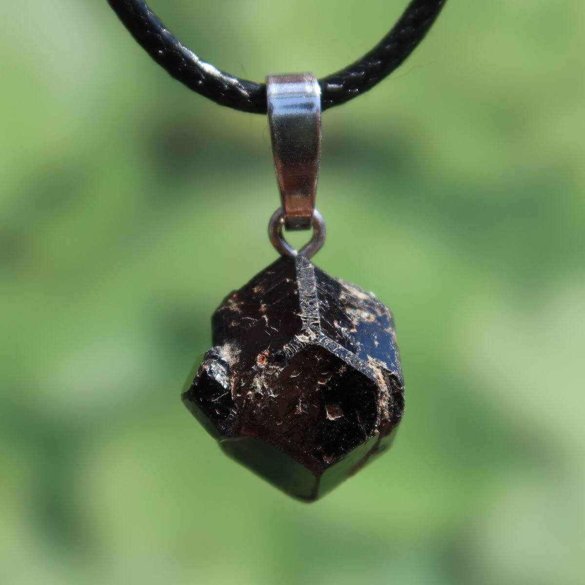 Natürlicher Granat Melanit Anhänger - Standfestigkeit und Stabilität - UNIKAT Nr. 13 in tiefschwarzem, glänzendem Design