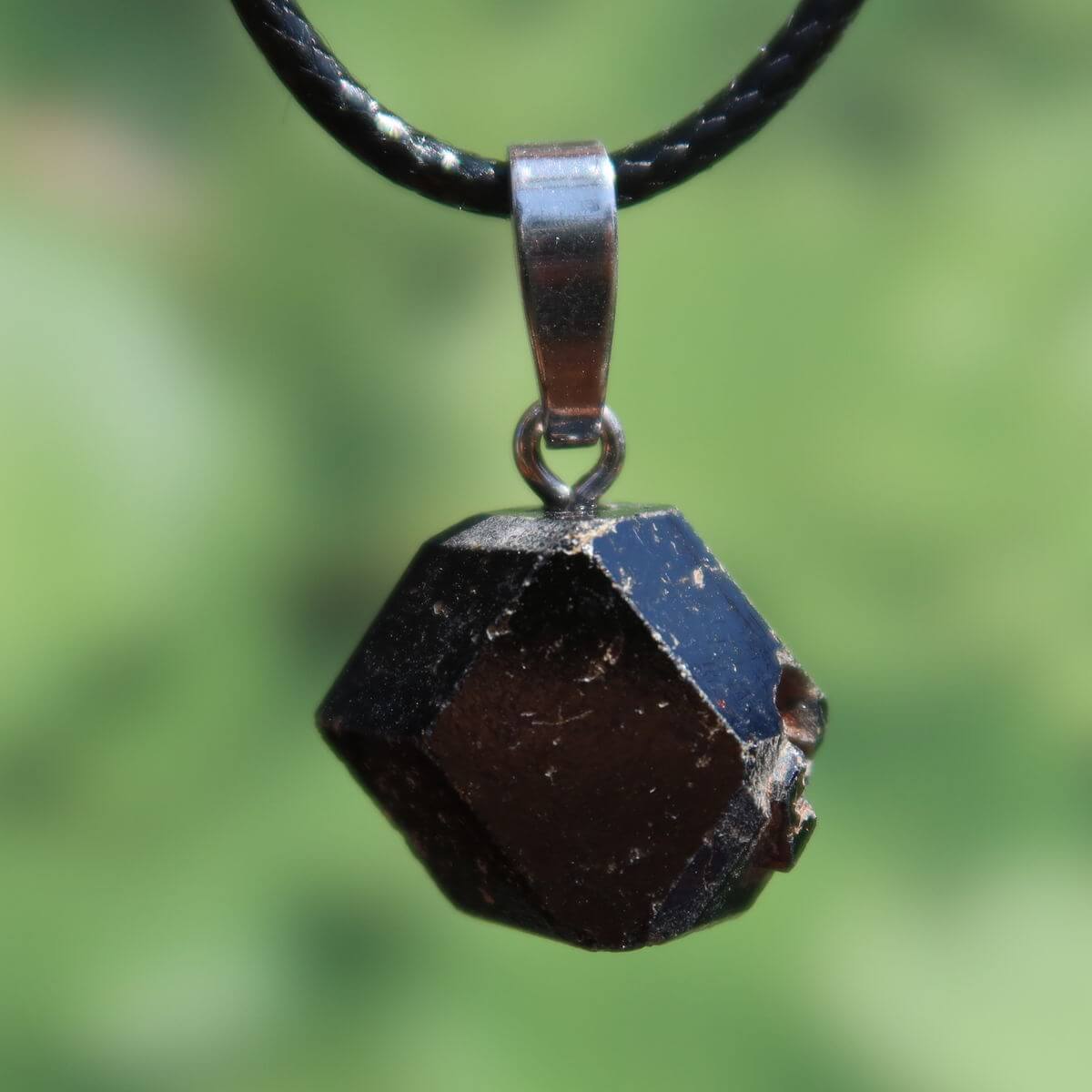 Natürlicher Granat Melanit Anhänger - Standfestigkeit und Stabilität - UNIKAT Nr. 14, beeindruckender, tiefschwarzer Schmuck