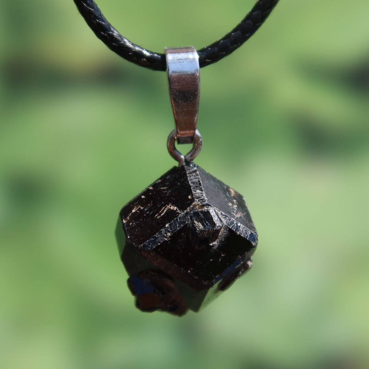 Natürlicher Granat Melanit Anhänger - Standfestigkeit und Stabilität - UNIKAT Nr. 15, tiefschwarz glänzender Edelstein