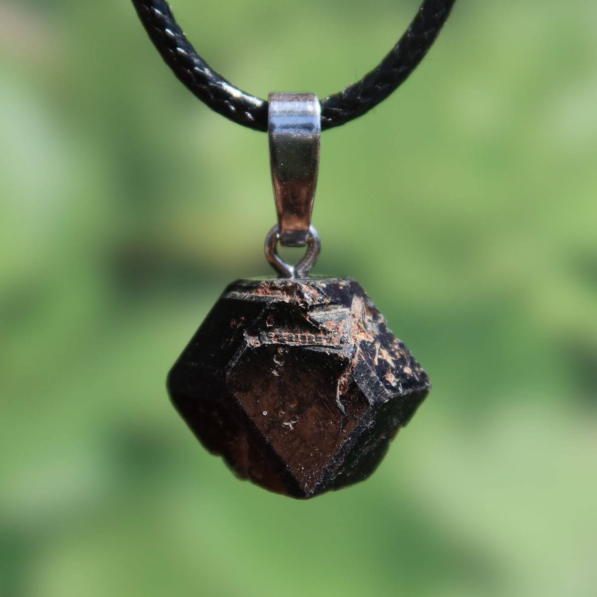 Natürlicher Granat Melanit Anhänger - Standfestigkeit und Stabilität - UNIKAT Nr. 16, tiefschwarzer, glänzender Schmuckstück.