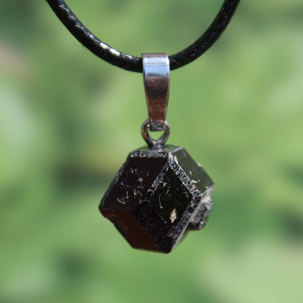 Natürlicher Granat Melanit Anhänger - Standfestigkeit und Stabilität - UNIKAT Nr. 17 mit tiefschwarzem, glänzenden Design.