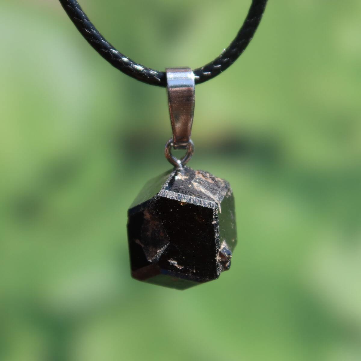 Natürlicher Granat Melanit Anhänger - Standfestigkeit und Stabilität - UNIKAT Nr. 1 aus glänzendem, schwarzmetallischem Stein