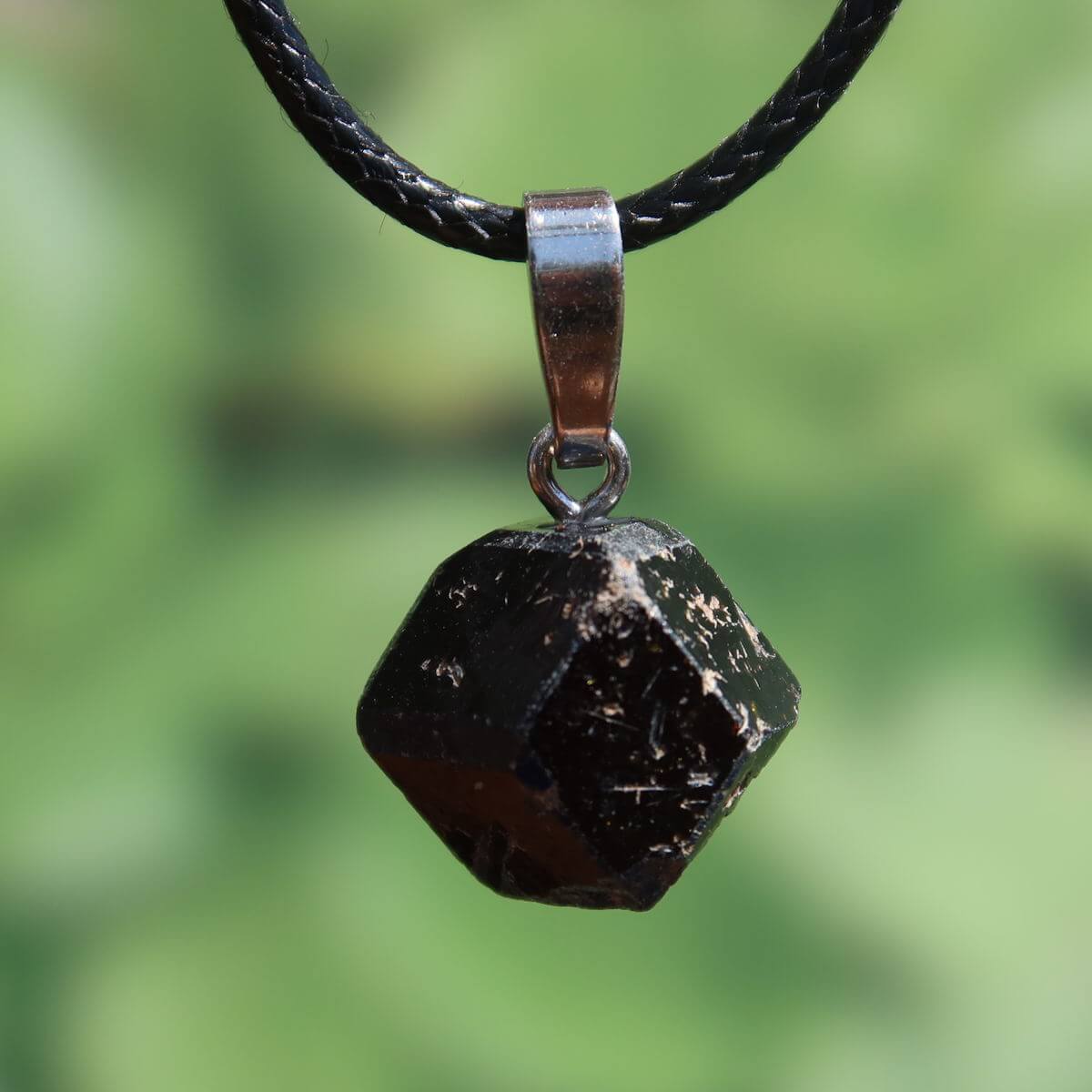 Natürlicher Granat Melanit Anhänger - Standfestigkeit und Stabilität - UNIKAT Nr. 4, tiefschwarzer Glanz, eleganter Schmuck