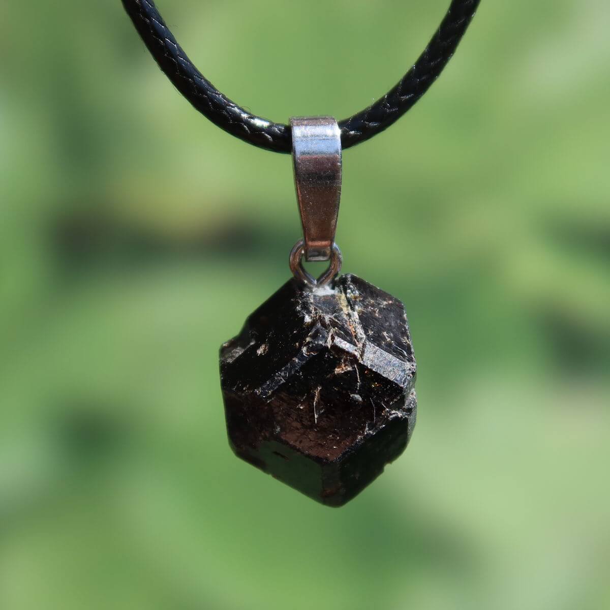 Natürlicher Granat Melanit Anhänger - Standfestigkeit und Stabilität - UNIKAT Nr. 5, tiefschwarzer Glanz