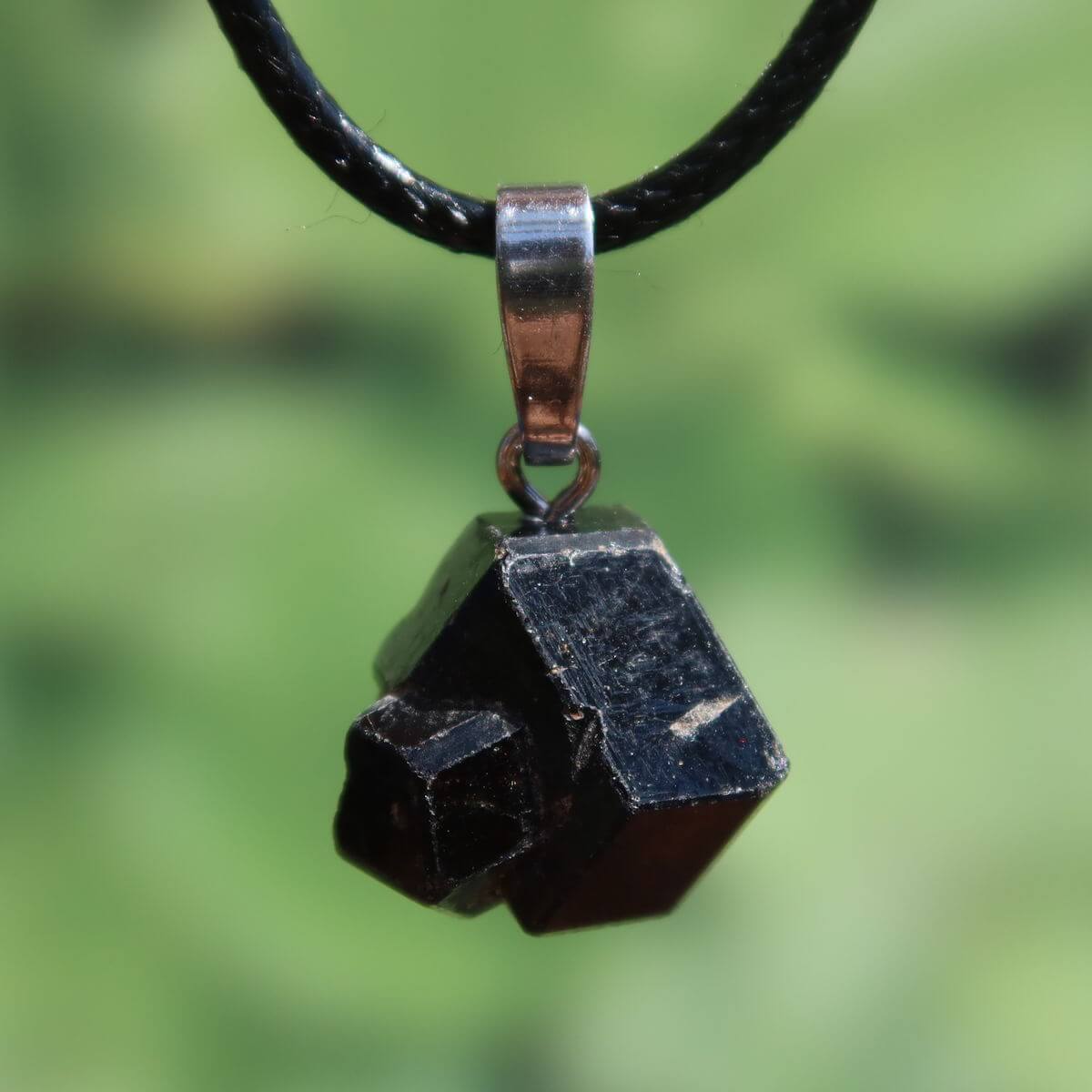 Natürlicher Granat Melanit Anhänger - Standfestigkeit und Stabilität - UNIKAT Nr. 6, tiefdunkler glanzvoller Edelsteinanhänger