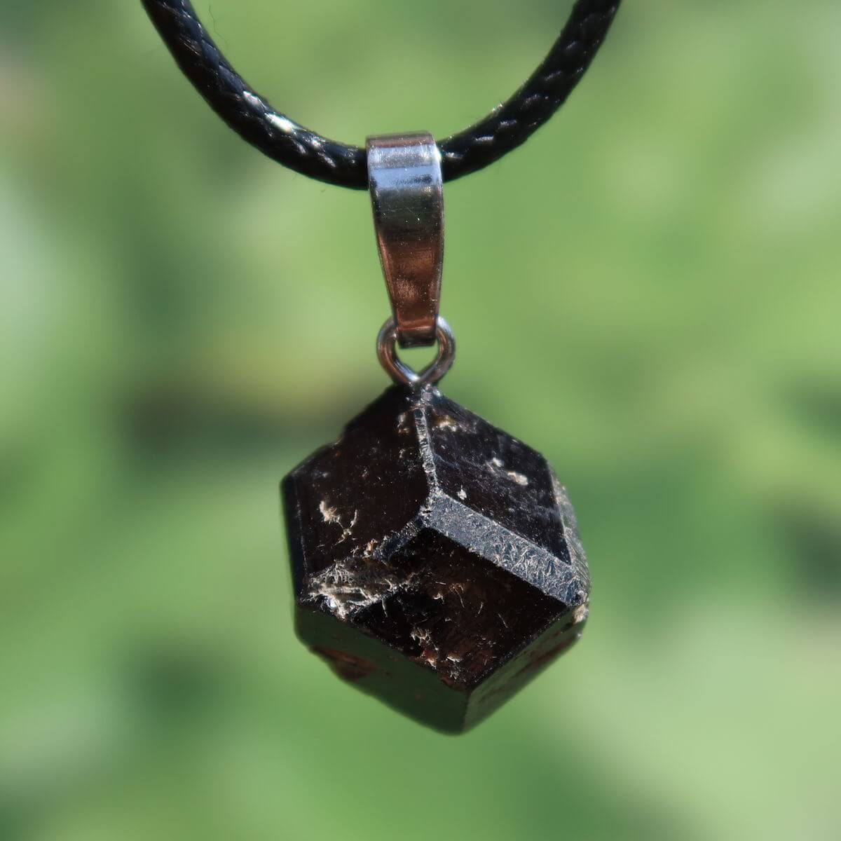 Natürlicher Granat Melanit Anhänger - Standfestigkeit und Stabilität - UNIKAT Nr. 7 in elegantem Schmuckdesign