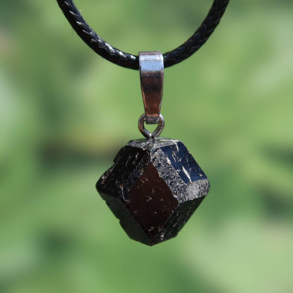 Natürlicher Granat Melanit Anhänger - Standfestigkeit und Stabilität - UNIKAT Nr. 8 auf schwarzem Band, elegant und glänzend.
