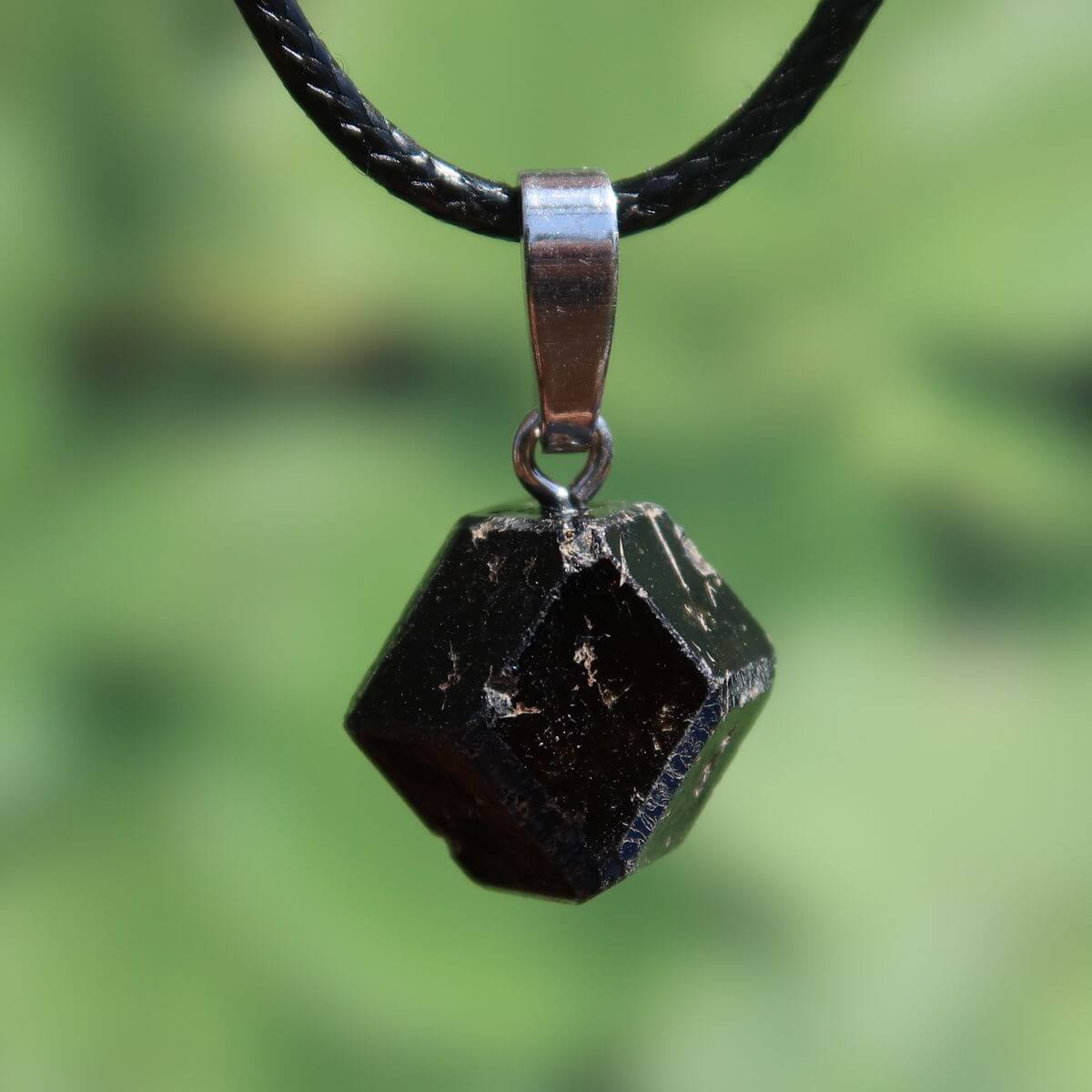 Natürlicher Granat Melanit Anhänger - Standfestigkeit und Stabilität - UNIKAT Nr. 9 mit tiefschwarzem Glanz auf Lederkette
