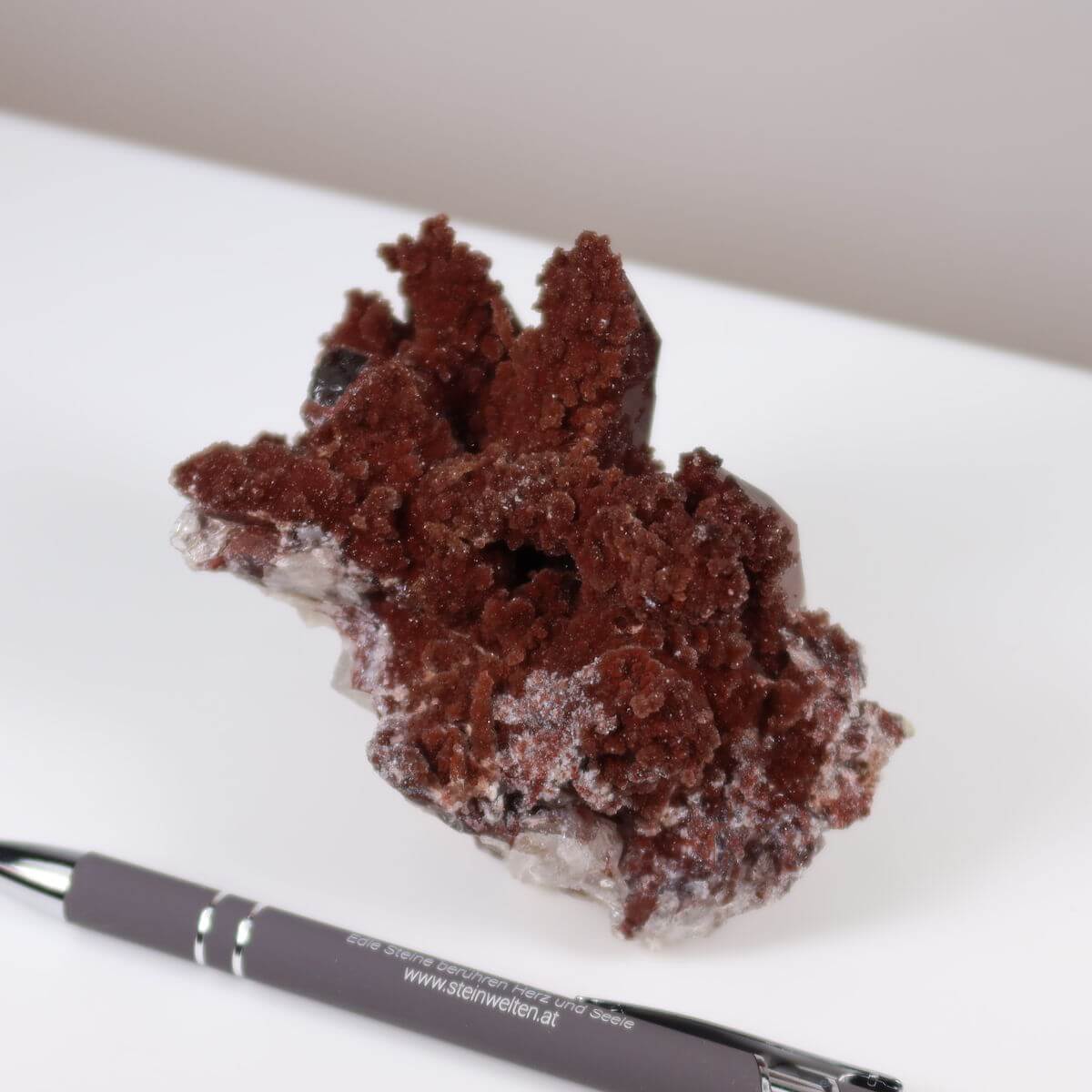 Hämatitquarz Bergkristall aus Marokko, 14x11x12cm, neben Kugelschreiber. Perfekt für Sammler, online kaufen bei Steinwelten.