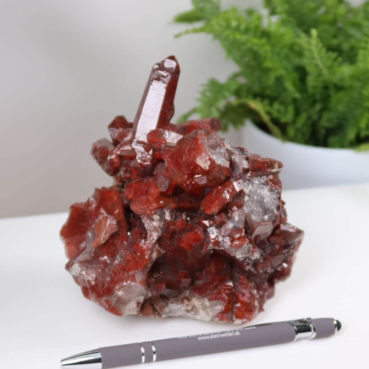 Seltene Hämatit Quarz Bergkristall Stufe aus Marokko, 12x13x10cm. Exklusives Eisenquarz Sammlerstück, perfekt für Steinwelten Enthusiasten.